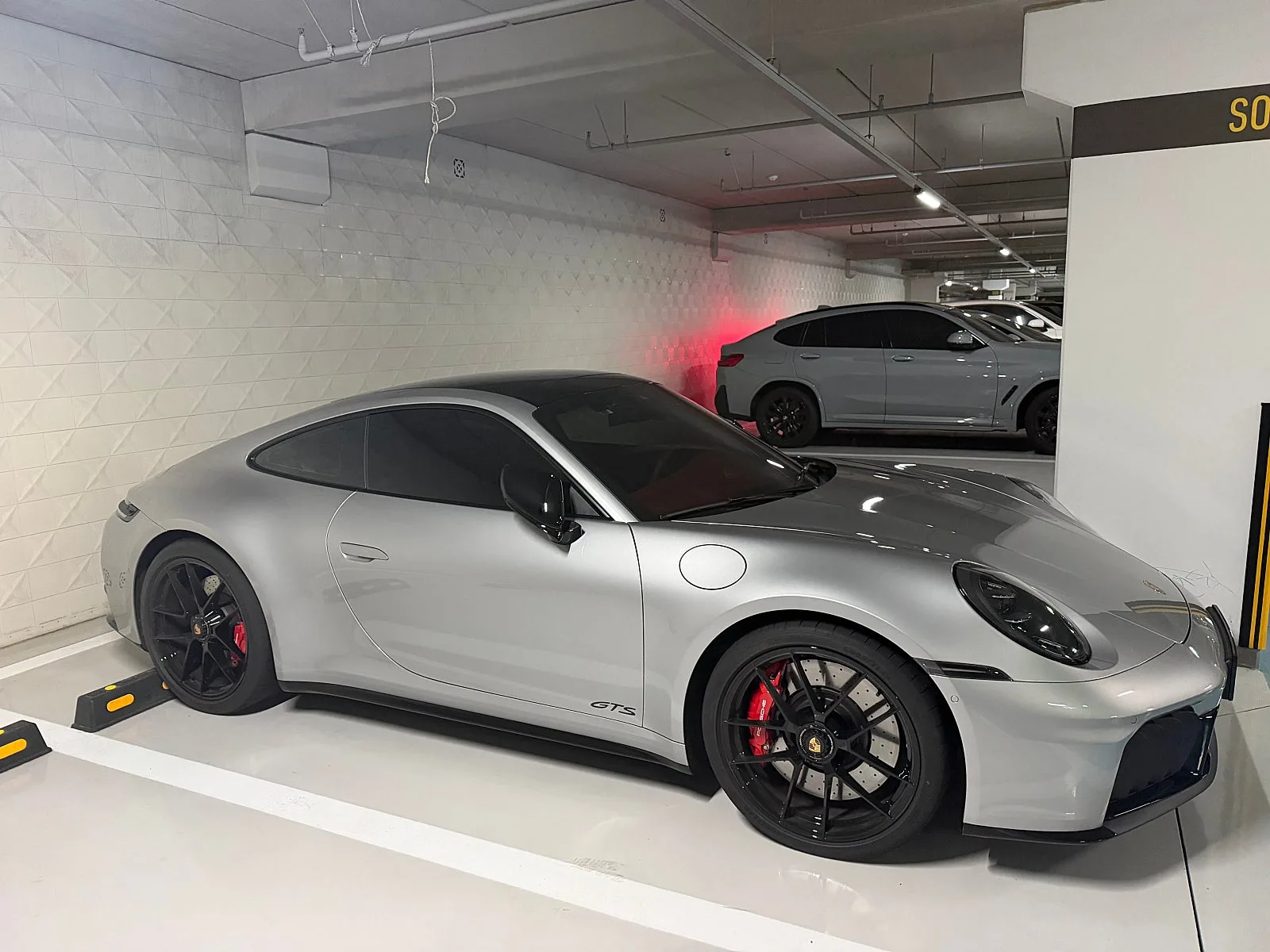 포르쉐 911 4 GTS 화이트 사진 2
