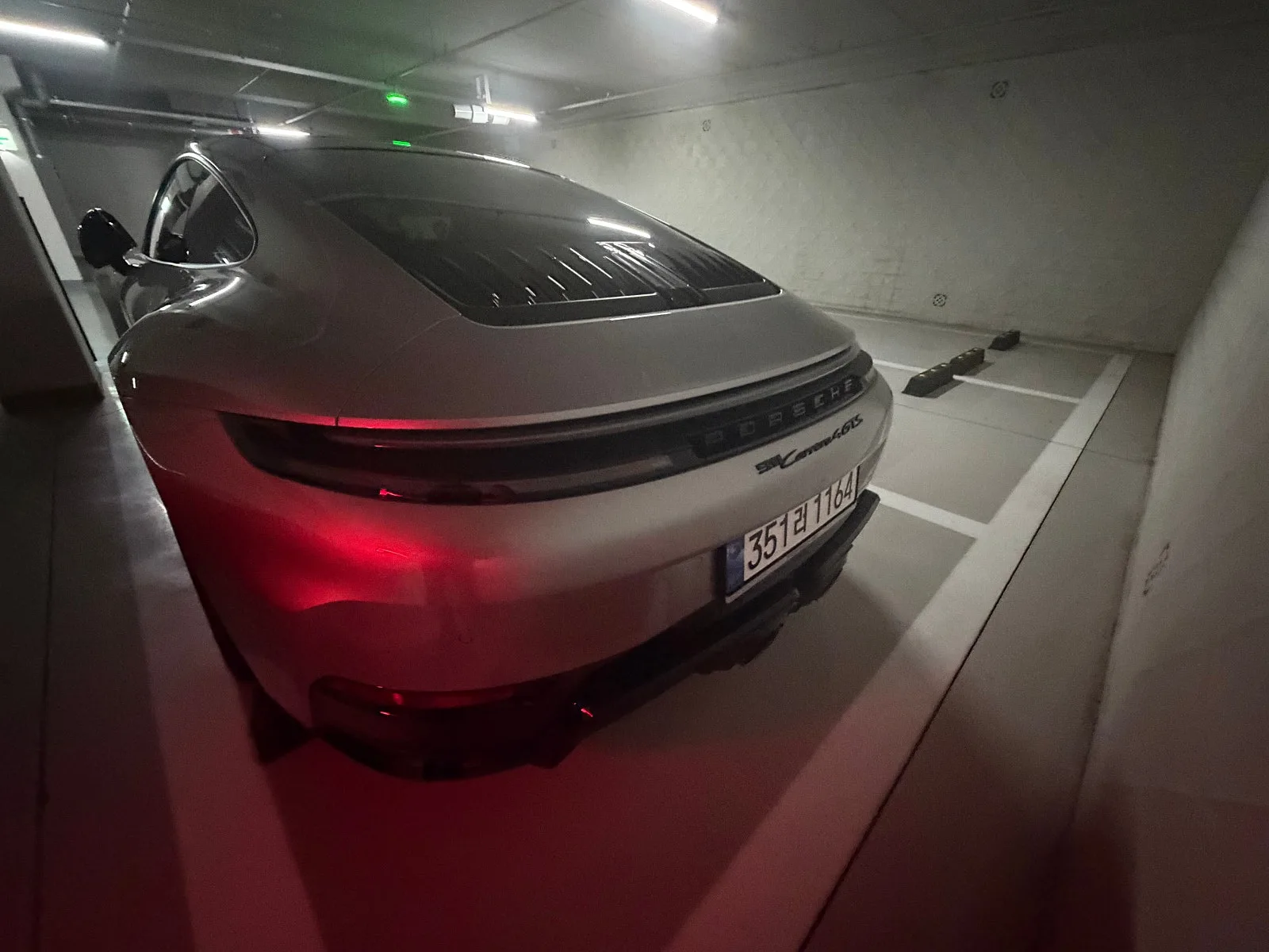 포르쉐 911 4 GTS 화이트 사진 4