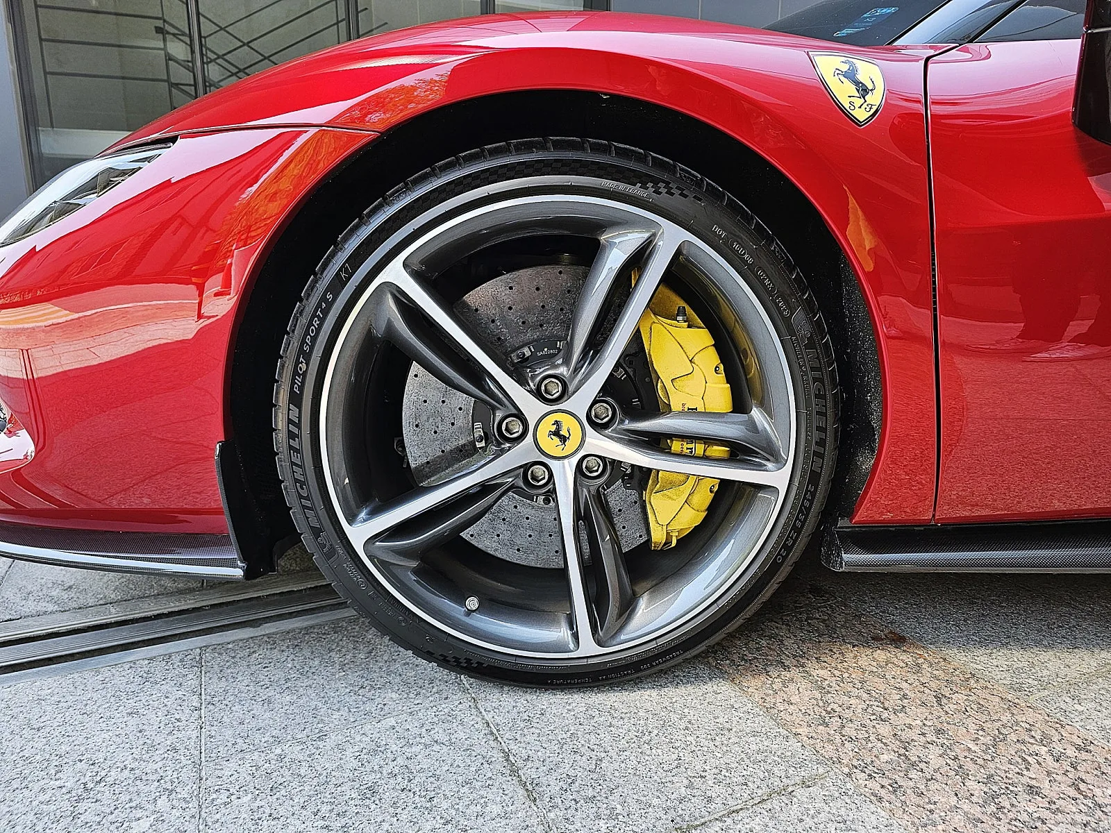 페라리 296GTS 2024 로쏘 마라넬로 사진 7