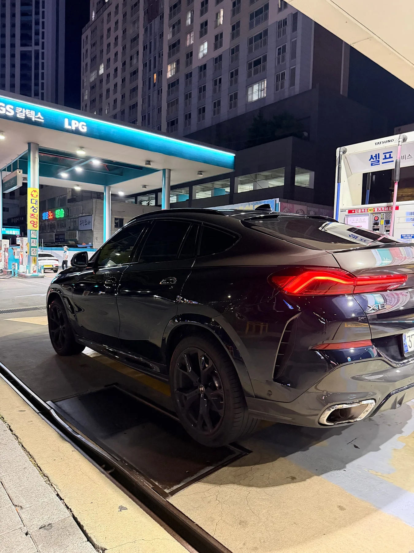 BMW X6 40i 2023 카본블랙 사진 3