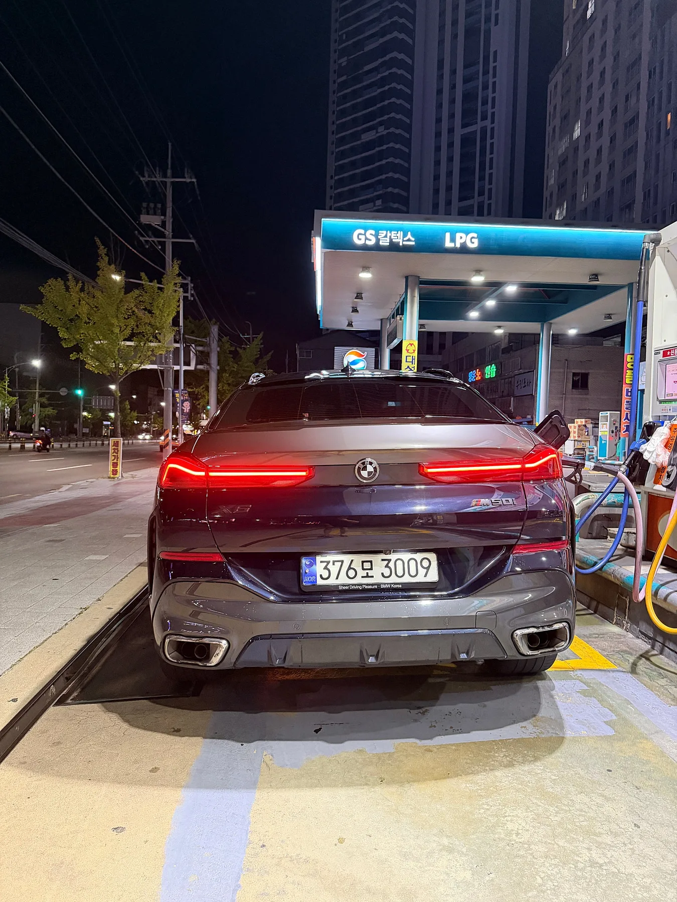 BMW X6 40i 2023 카본블랙 사진 4