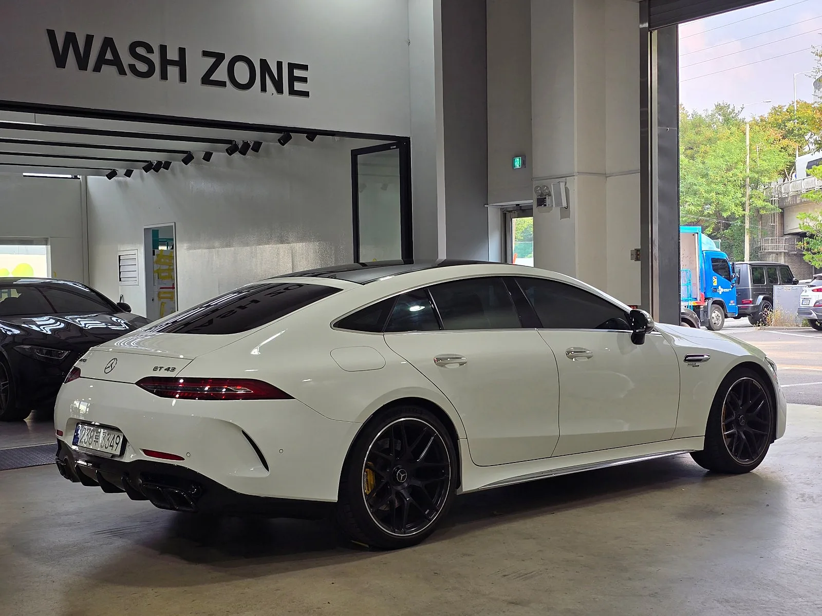벤츠 AMG GT 43 다이나믹 2023 화이트 사진 3