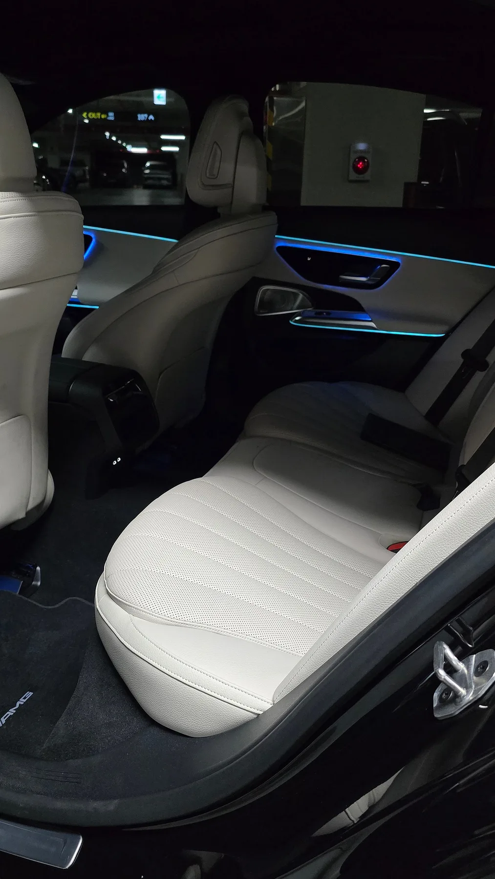 벤츠 E-Class E450 4MATIC AMG Line 2026 블랙 사진 8