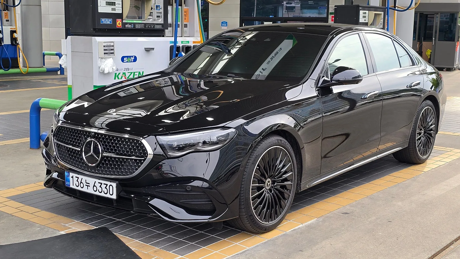 벤츠 E-Class E450 4MATIC AMG Line 2026 블랙 사진 4