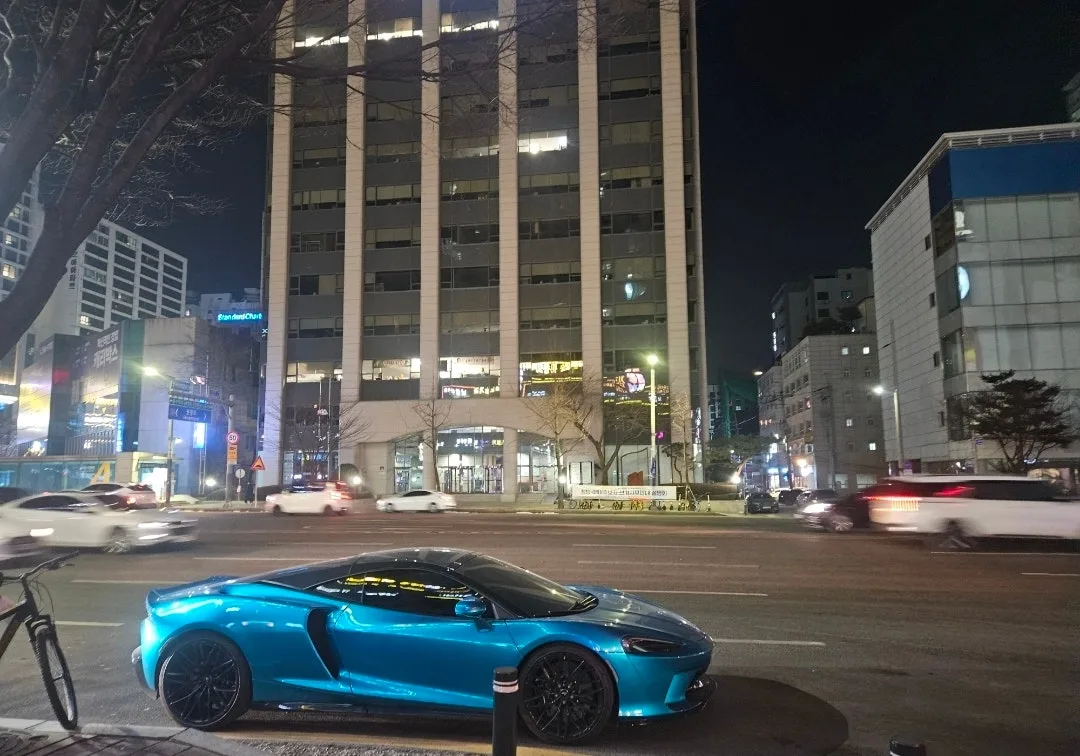 맥라렌 GT 2023 벨리즈 블루 사진 2