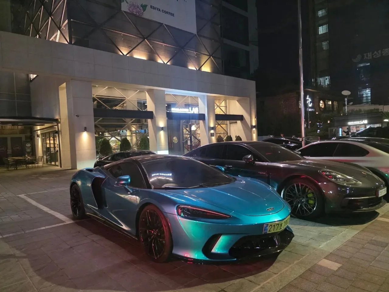맥라렌 GT 2023 벨리즈 블루 사진 3