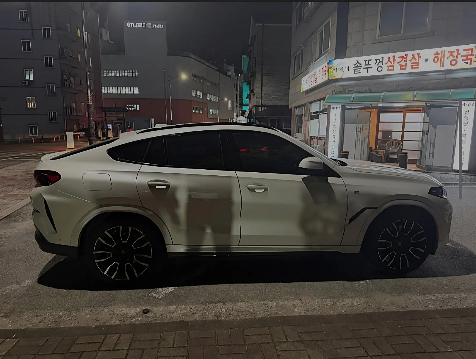 BMW X6 40i MSP 2023 화이트 사진 2