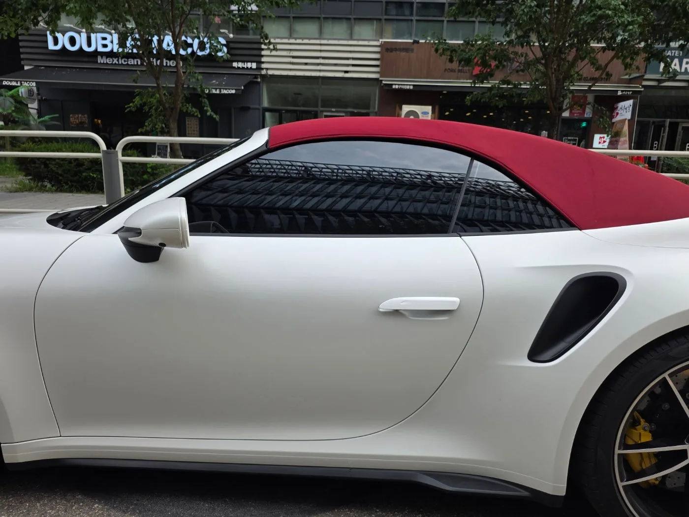포르쉐 911 터보 S 2024 화이트 사진 8