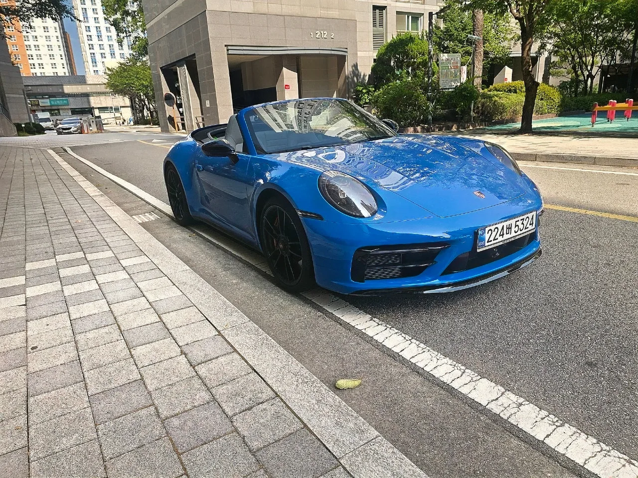 포르쉐 992.1 GTS Cabriolet 2022 블루 사진 5