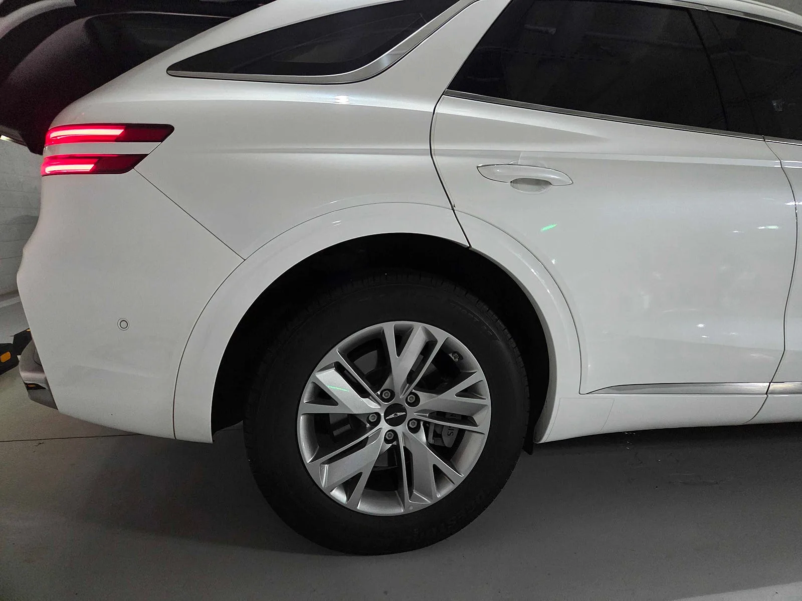 제네시스 GV70 가솔린 2.5 터보 2WD 2025 우유니 화이트 사진 5