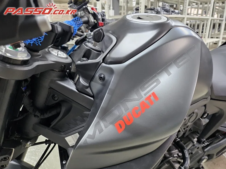 두카티 몬스터 950S 2022 건메탈 사진 3