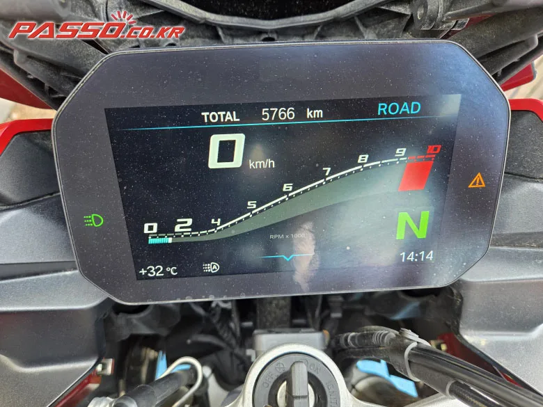BMW F900 XR 2022 레드 사진 4
