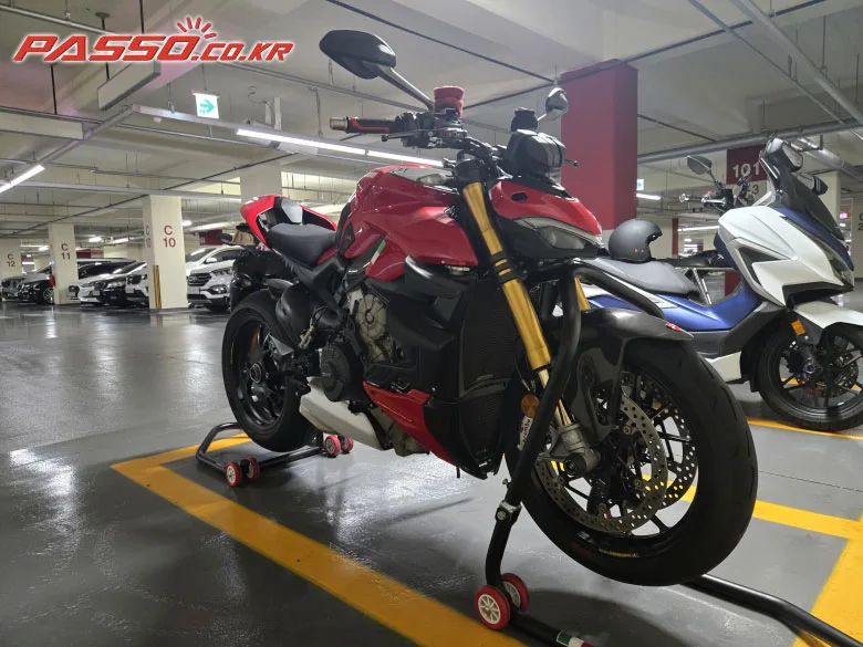 두카티 스트리트파이터 V4 S 2020 레드 사진 1