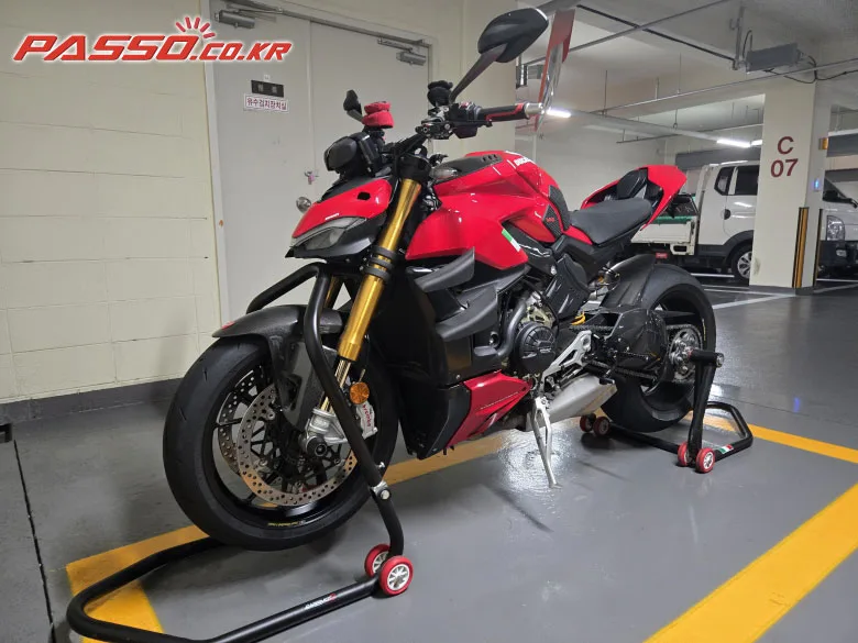 두카티 스트리트파이터 V4 S 2020 레드 사진 2