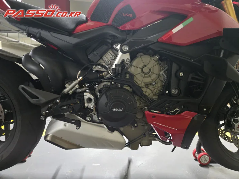 두카티 스트리트파이터 V4 S 2020 레드 사진 7