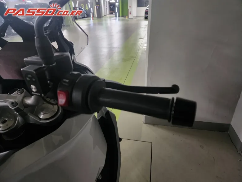 BMW F900XR 2023 화이트 사진 4