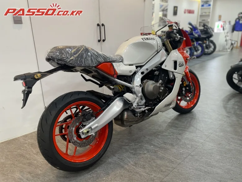 야마하 XSR900 GP 2024 실키 화이트 사진 3