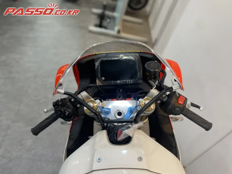 야마하 XSR900 GP 2024 실키 화이트 사진 4