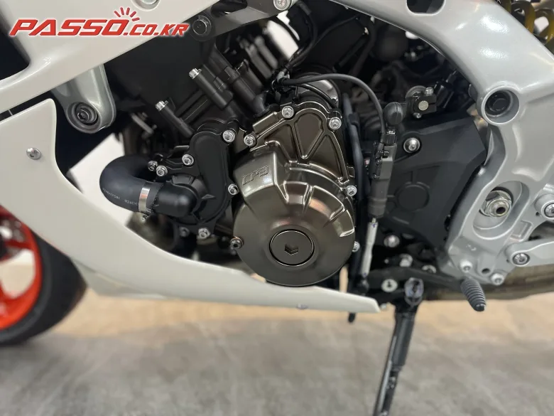 야마하 XSR900 GP 2024 실키 화이트 사진 5
