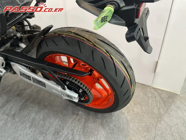 야마하 XSR900 GP 2024 실키 화이트 사진 6