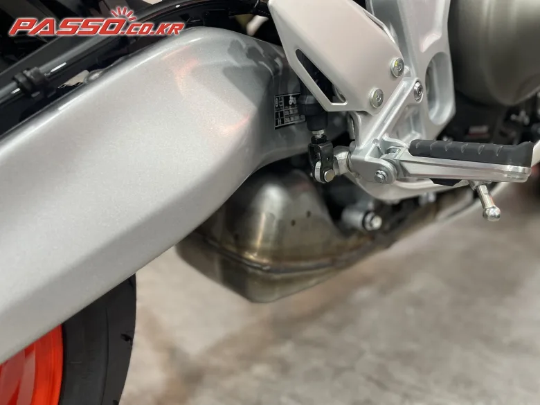 야마하 XSR900 GP 2024 실키 화이트 사진 7