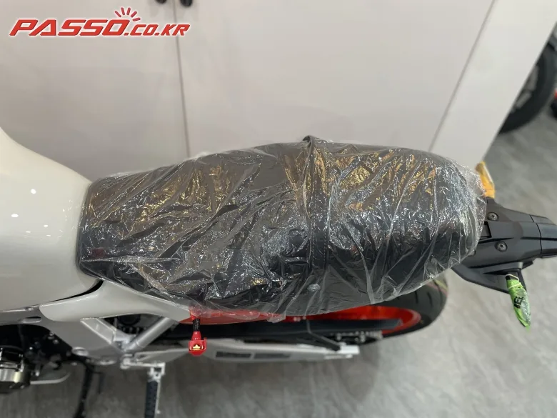 야마하 XSR900 GP 2024 실키 화이트 사진 8