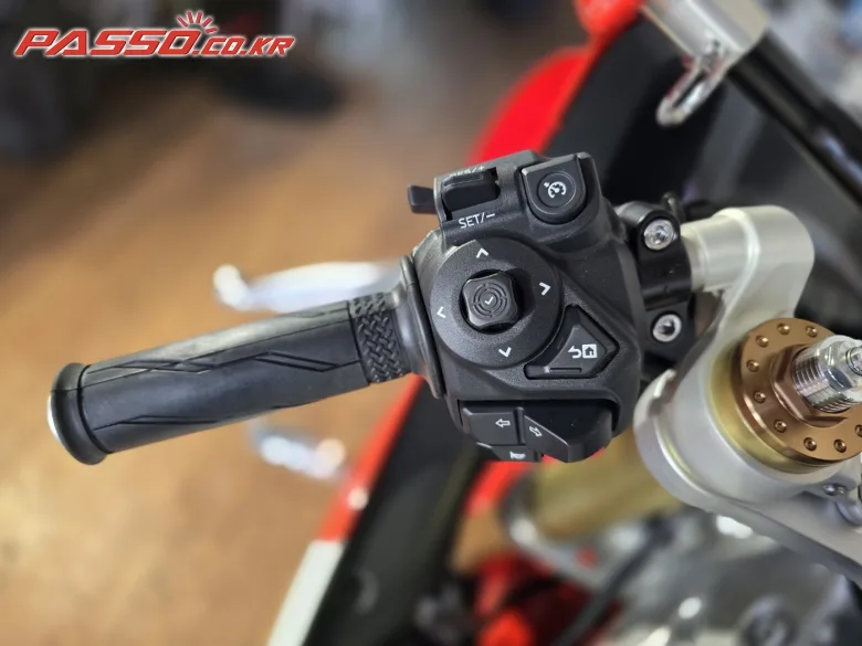 야마하 XSR900 GP 2025 레드 사진 4