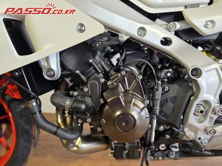 야마하 XSR900 GP 2025 레드 사진 5