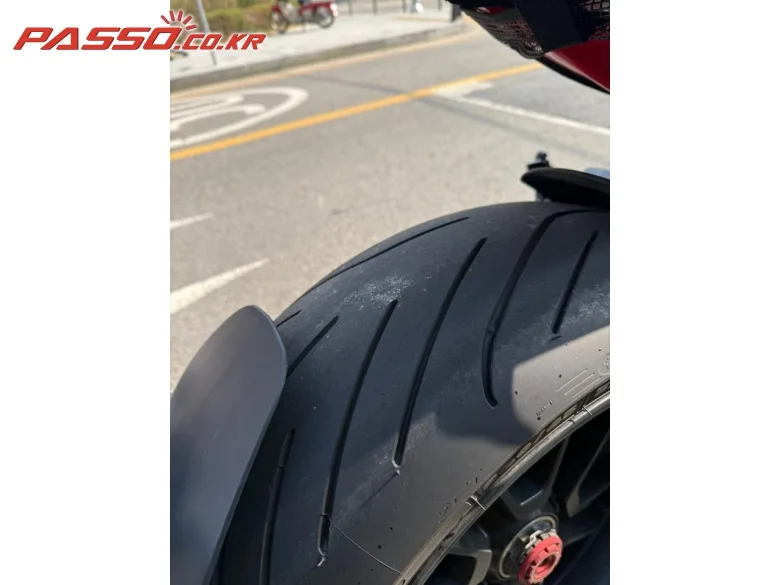 두카티 디아벨 1260S 2020 버건디 사진 5