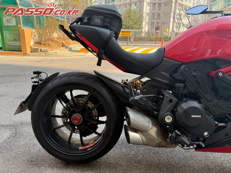 두카티 디아벨 1260S 2020 버건디 사진 7