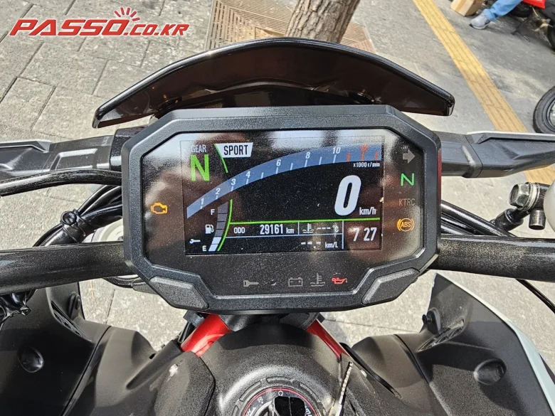 가와사키 Z900 2022 화이트 사진 7