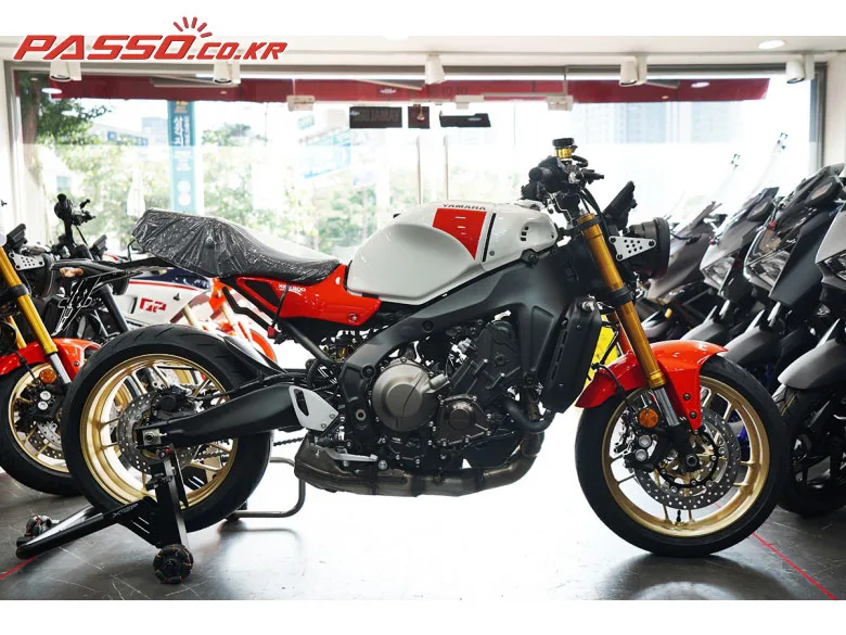 야마하 XSR 900 2025 Legend Red, Midnight Black