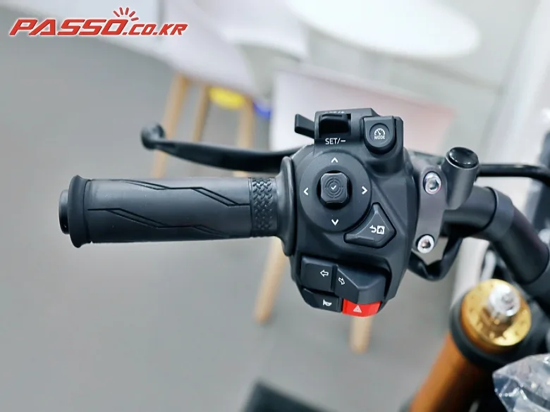 야마하 XSR 900 ABS 2025 화이트 사진 4