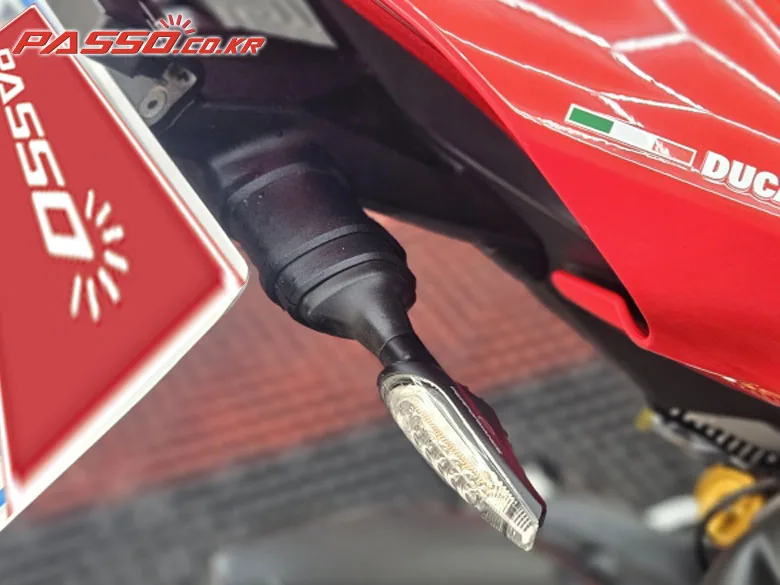 두카티 파니갈레 V4 S 2020 레드 사진 3