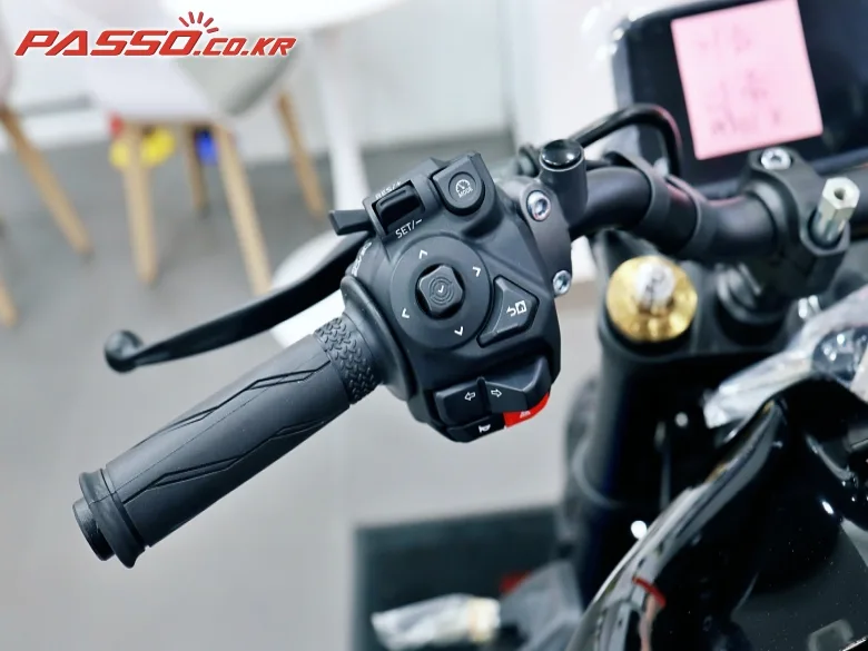 야마하 XSR 900 2025 블랙 사진 4