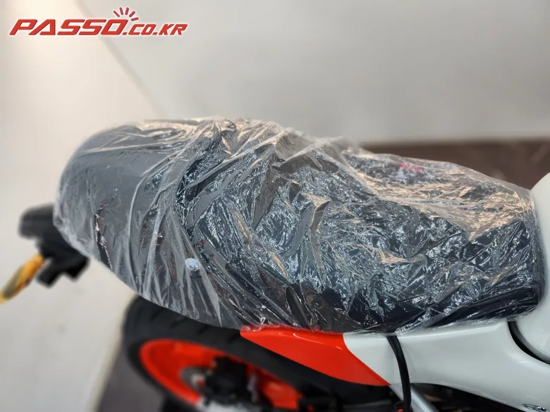 야마하 XSR 900 GP 2024 화이트 사진 8