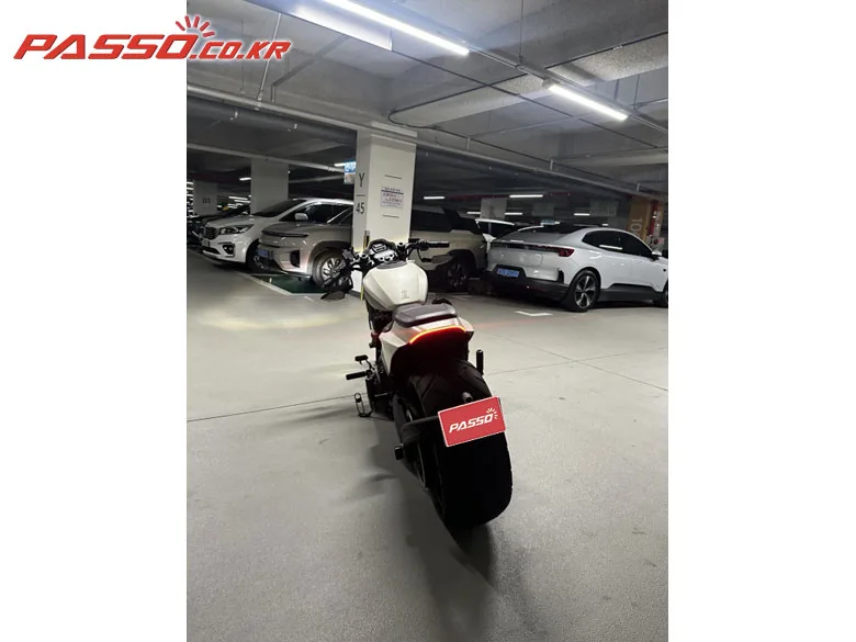 할리데이비슨 FXDR 114 2019 화이트 사진 3