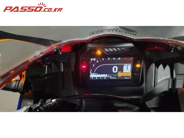 혼다 CBR 600 RR 2025 레드 사진 4