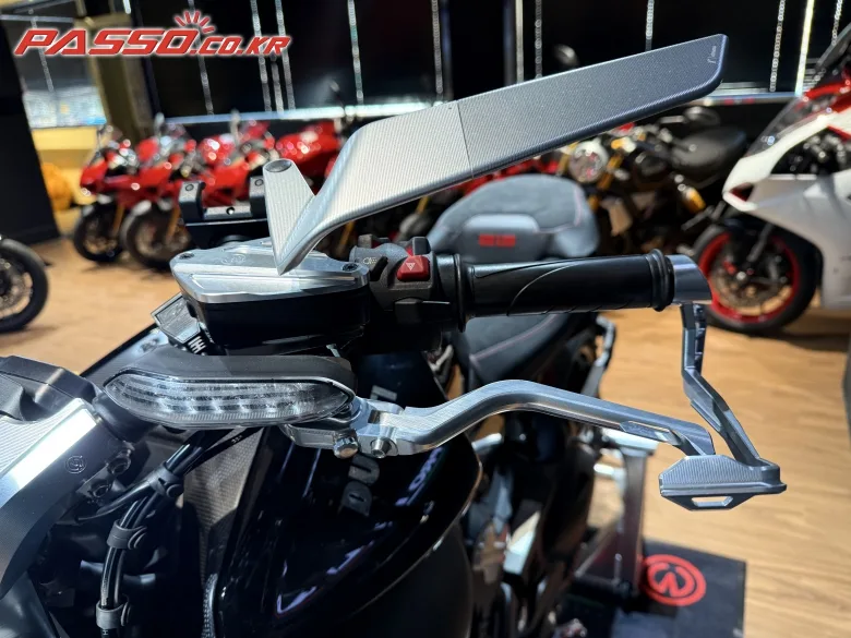 두카티 디아벨 V4 2024 블랙 사진 7