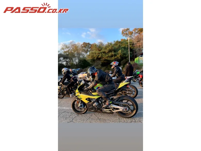 BMW M 1000 RR 2022 옐로 사진 2