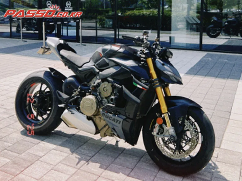 두카티 스트리트파이터 V4 S 2024 블랙 사진 1