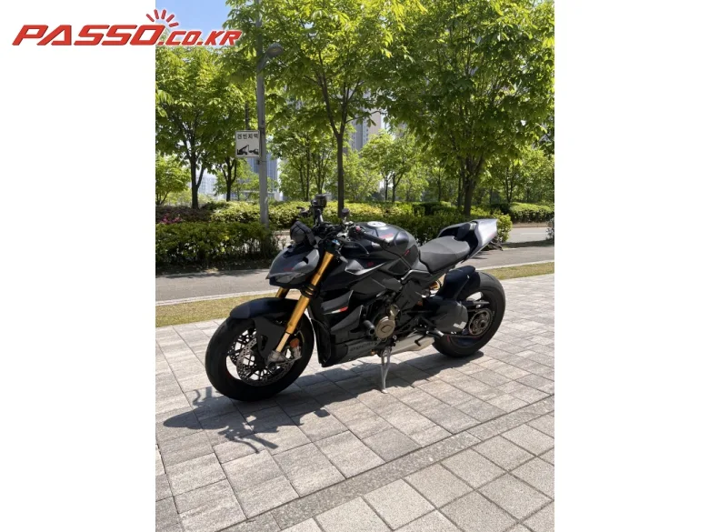 두카티 스트리트파이터 V4 S 2024 블랙 사진 2