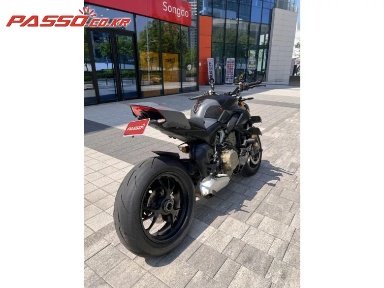 두카티 스트리트파이터 V4 S 2024 블랙 사진 3