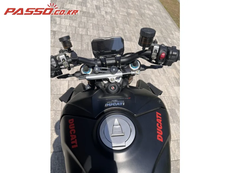두카티 스트리트파이터 V4 S 2024 블랙 사진 4