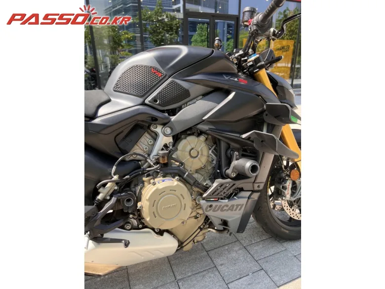 두카티 스트리트파이터 V4 S 2024 블랙 사진 5
