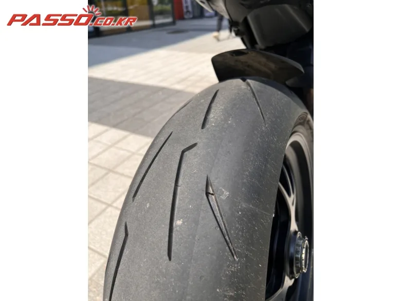두카티 스트리트파이터 V4 S 2024 블랙 사진 6