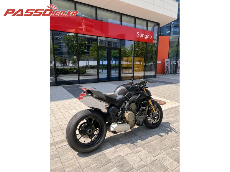 두카티 스트리트파이터 V4 S 2024 블랙 사진 7