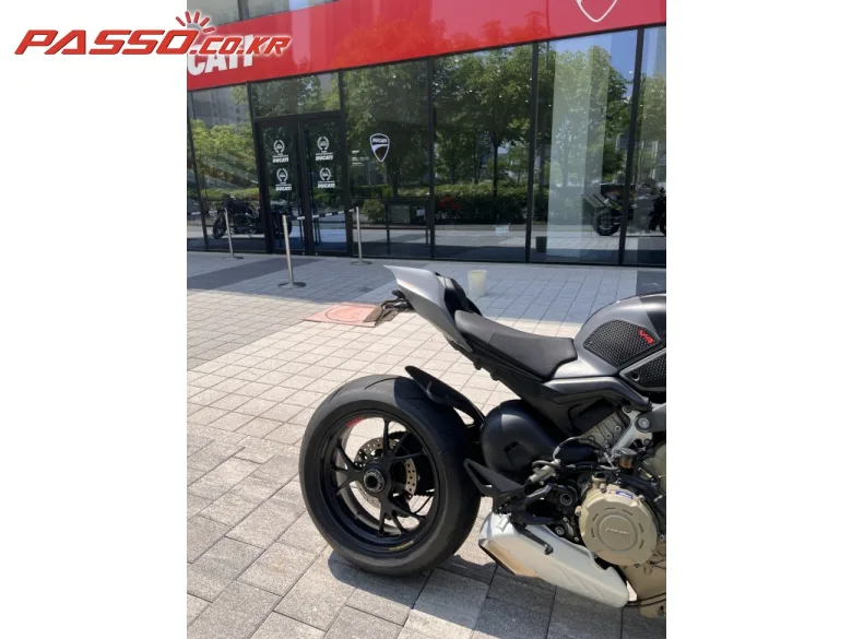 두카티 스트리트파이터 V4 S 2024 블랙 사진 8