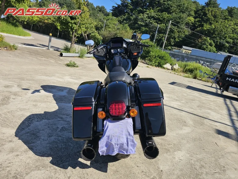 할리데이비슨 로드 글라이드 ST 2022 블랙 사진 3