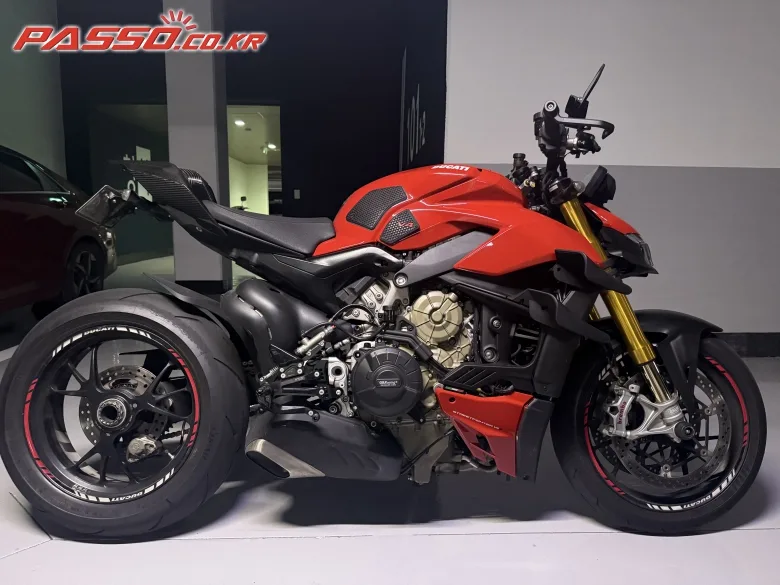 두카티 스트리트파이터 V4 S 2020 레드 사진 1